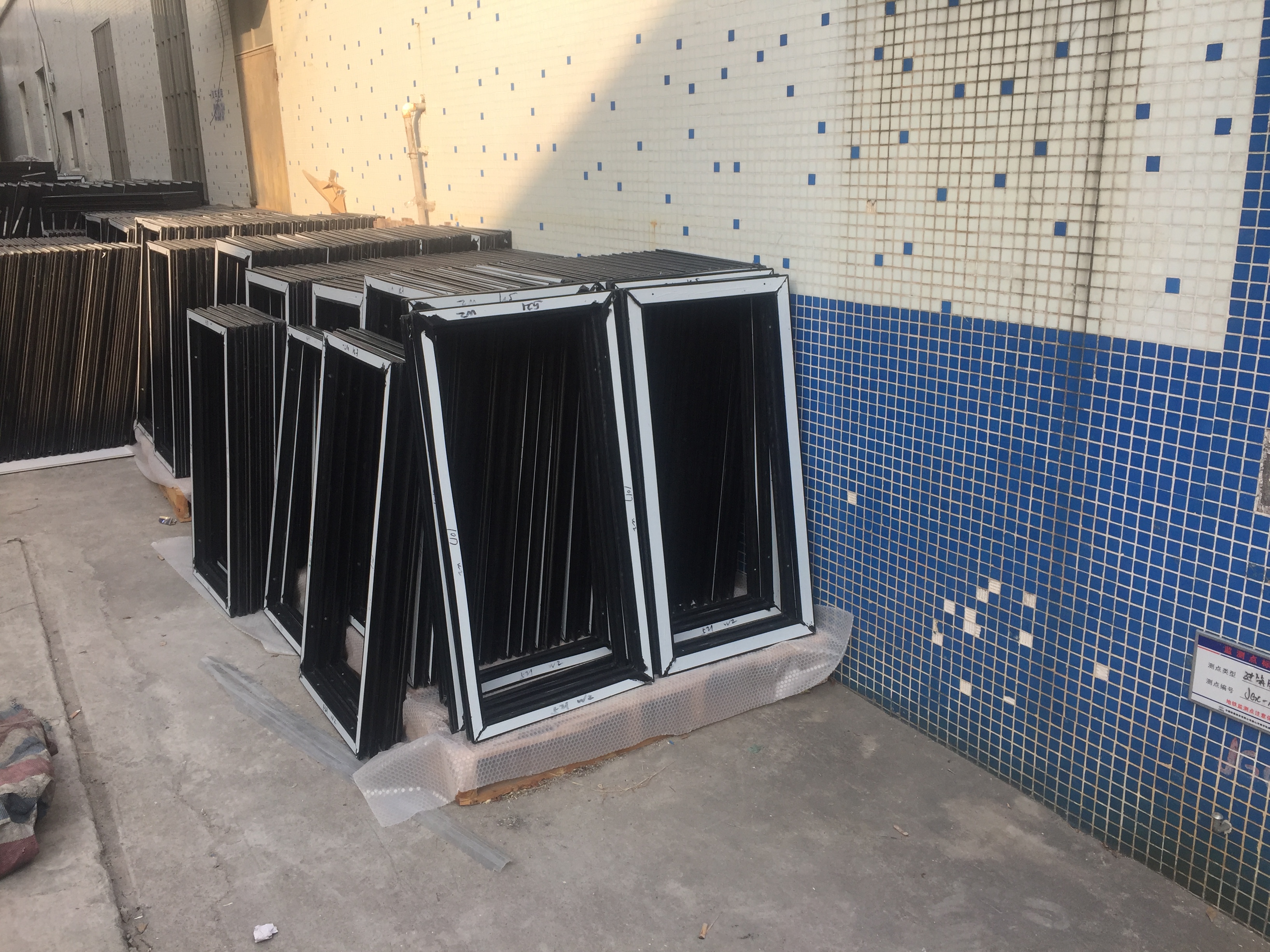 黑色覆膜平開窗 Black laminated casement window